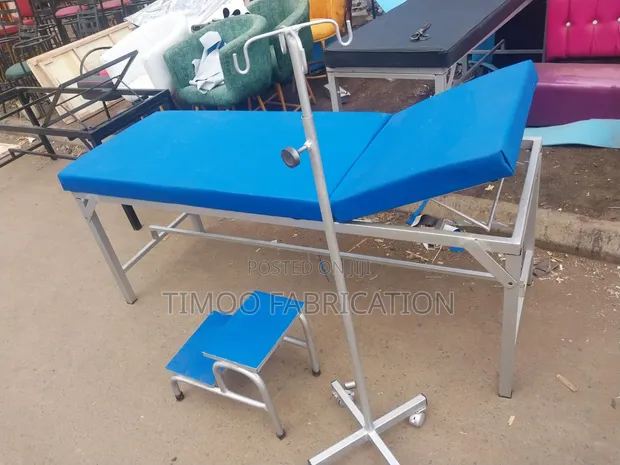 Kitanda cha Mitihani chenye Drip Stand na Stepping Stool - 1