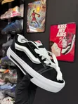 Vans Knu Skool Nyeusi na Nyeupe Low-Top Sneakers - 1