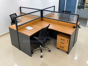 Ofisi ya L-Shape ya Kisasa na Sehemu za Faragha