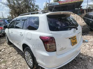 Toyota Corolla Fielder 2010 Nyeupe