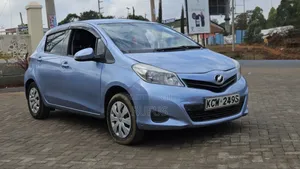 Toyota Vitz 1.3 FWD 5dr 2013 Bluu