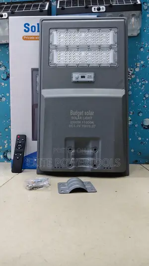 High Quality 2000W Solar Street Light (Dusk to Dawn)