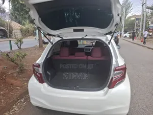 Toyota Vitz 2014 Nyeupe