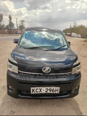 Toyota Voxy V 2WD 8-Seater 2012 Nyeusi