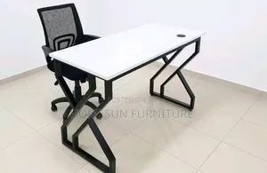 Ofisi ya Kisasa ya Dawati na Sehemu ya Juu ya Kijivu na Miguu ya Chuma Nyeupe