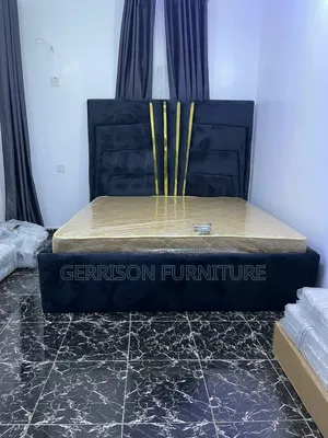Kitanda cha Luxury 5x6 chenye Mistari ya Dhahabu & Combo ya Godoro la Inchi 8