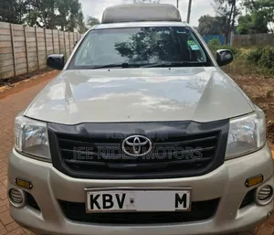 Toyota Hilux Double Cab 2013 Dhahabu