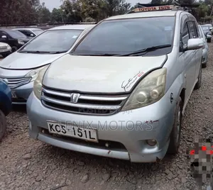 Toyota Isis 1.8L 2WD Minivan 2012 Silver