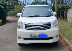 Toyota Noah 2012 Nyeupe