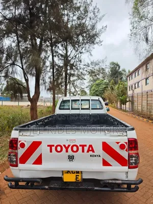 Toyota Hilux 2014 White Pickup