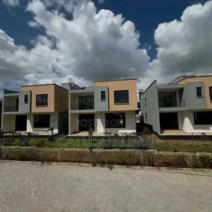 Maisonette ya Vyumba 5 vya Kulala Inauzwa Mlolongo, Eneo la Gateway Mall
