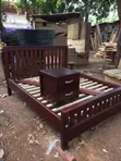 Seti ya Kitanda cha Mbao Nyeusi ya Mahogany na Locker ya Kando ya Kitanda - 1