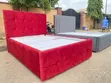 Kitanda cha Executive Red Velvet Upholstered cha Ukubwa wa Queen - 1