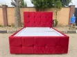 Kitanda cha Executive Red Velvet Upholstered cha Ukubwa wa Queen - 2