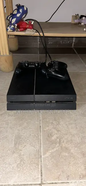 PlayStation 4 Standard 500GB Imechiwa na Pads 2 na Michezo 5