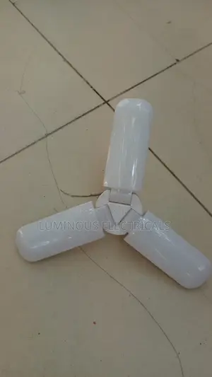 Balbu ya LED ya 3-Blade Inayokunjwa na Mwanga wa Dari Unaoweza Kubadilishwa