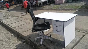 Boss Office Products Meza na Kiti cha Ofisi cha Kati