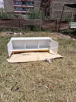 4.5ft Kisima cha Kisasa cha TV Nyeupe na Mstari wa Dhahabu - 2