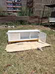4.5ft Kisima cha Kisasa cha TV Nyeupe na Mstari wa Dhahabu - 3