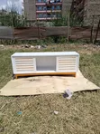 4.5ft Kisima cha Kisasa cha TV Nyeupe na Mstari wa Dhahabu - 5