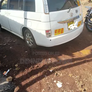 Toyota Isis 2013 White
