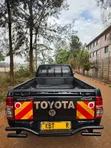 Toyota Hilux 2012 Nyeusi - 3