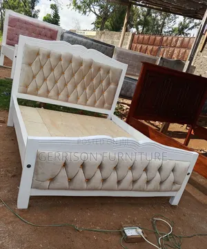 Kitanda cha Mbao Nyeupe Ukubwa wa Queen - Kichwa cha Kichwa chenye Vitambaa