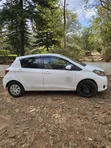 Toyota Vitz 2010 White - 4