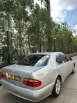 Mercedes-Benz E200 2000 Fedha - 5