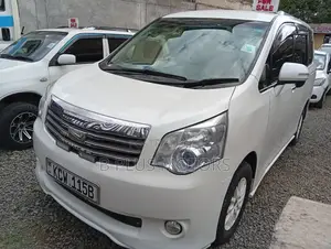 Toyota Noah 2012 Nyeupe