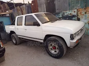 Nissan Hardbody 2005 Nyeupe