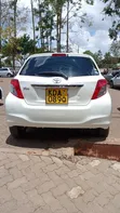 Toyota Vitz 2013 Nyeupe - 5