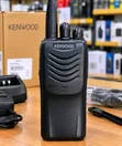 Redio ya Kenwood TK-3000 UHF Mkononi na Charger - 1