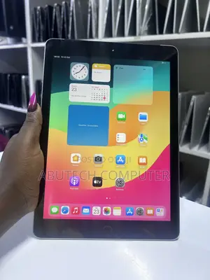 Apple iPad Wi-Fi 128GB Silver (Refurbished)