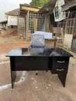 Seti ya Dawati la Ofisi Nyeusi ya Kisasa na Droo 2 + Kiti cha Mesh chenye Ergonomics - 1