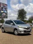 Toyota Vitz 2013 Nyeupe - 1