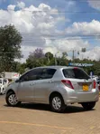Toyota Vitz 2013 Nyeupe - 2