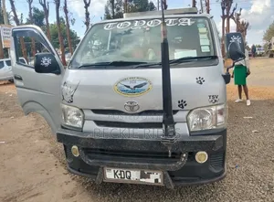 Toyota HiAce 2017 Nyeupe Van ya Utalii