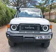 Toyota Land Cruiser 2022 Nyeupe - 1
