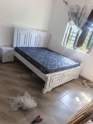 Kitanda cha Mbao Ngumu