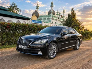 Toyota Crown 2016 Nyeusi