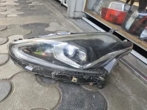 Mwangaza wa Mbele wa Toyota Sienta Model Mpya (Used)
