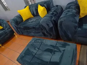 Sofa Nyeusi ya Kiti Mbili na Mito ya Njano