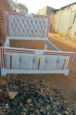 Kitanda cha Mbao cha White Tufted cha 5x6