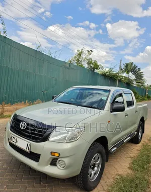 Toyota Hilux Double Cab 2016 Dhahabu