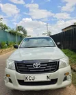 Toyota Hilux Double Cab 2016 Dhahabu - 2