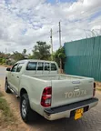 Toyota Hilux Double Cab 2016 Dhahabu - 3
